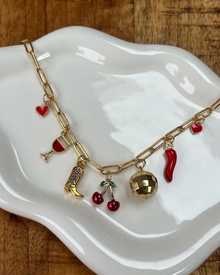 Fertige goldfarbene Kette mit roten Glückscharms