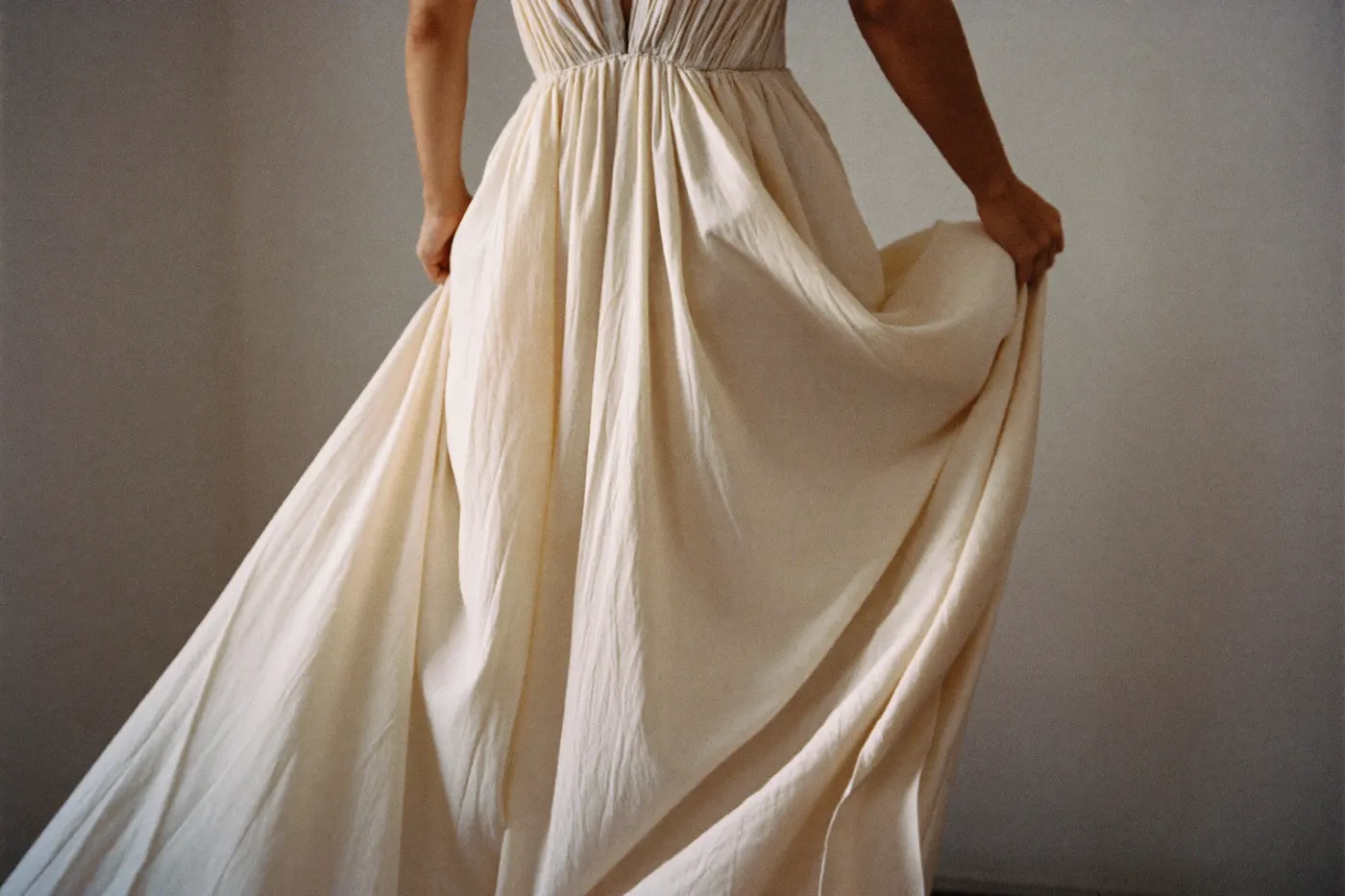 Braut in fließendem Boho Brautkleid in natürlichem Licht