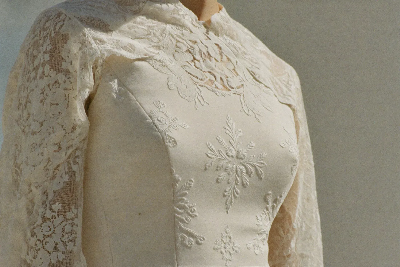 Detail einer Boho-Spitze auf einem Brautkleid
