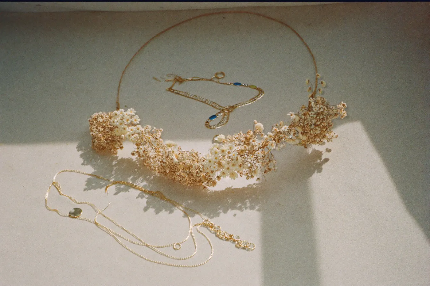 Boho-Accessoires für den Brautlook auf natürlichem Untergrund