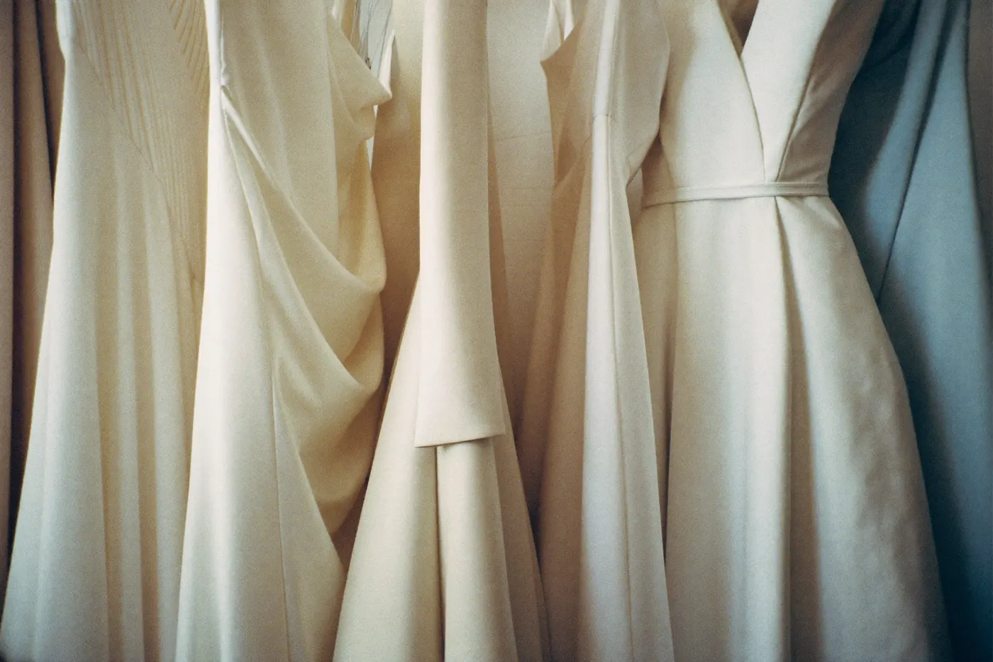 Verschiedene Standesamtkleid-Stoffe und Schnitte im Detail