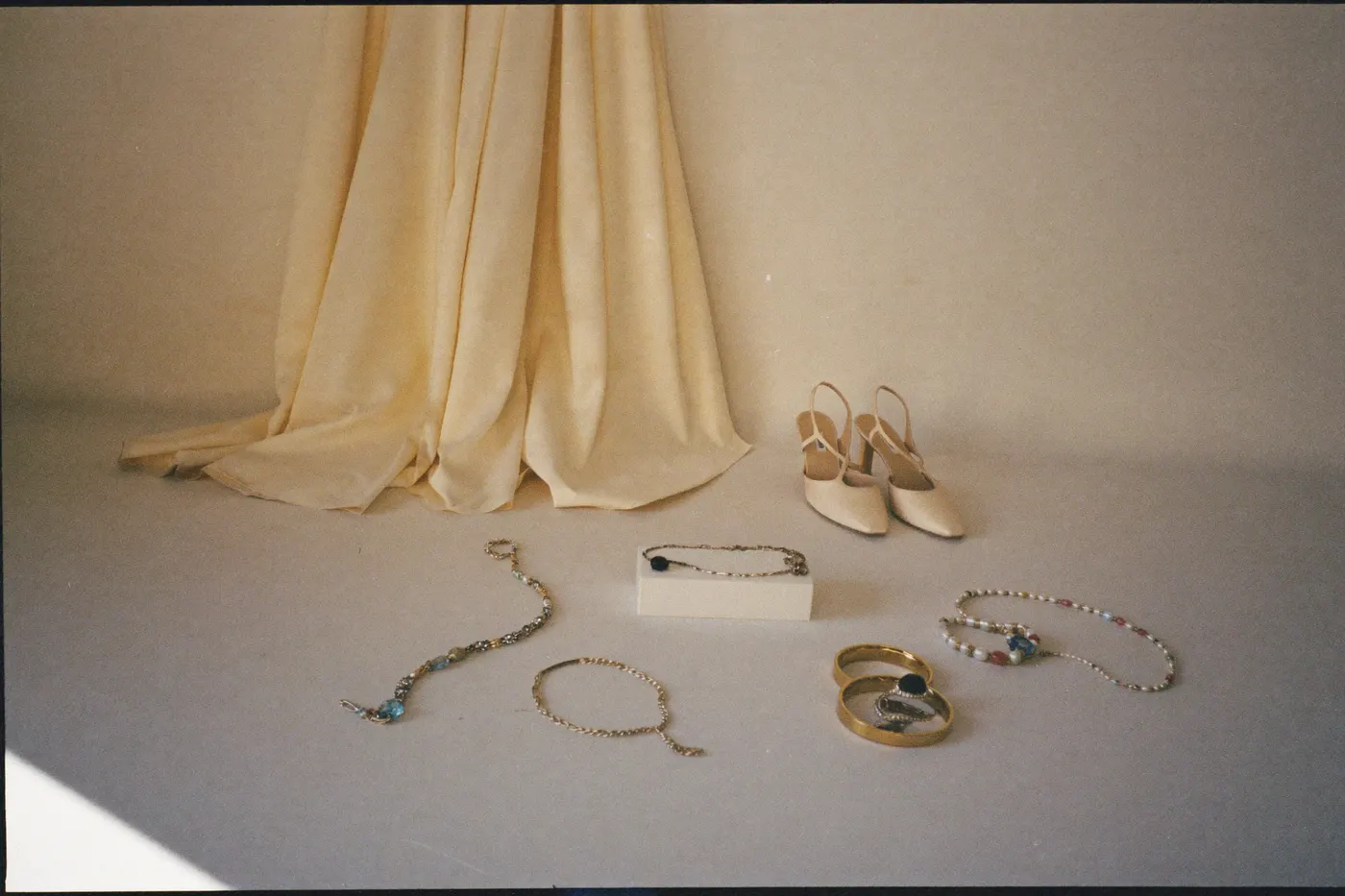 Accessoires und Schuhe zum Standesamtkleid im Detail