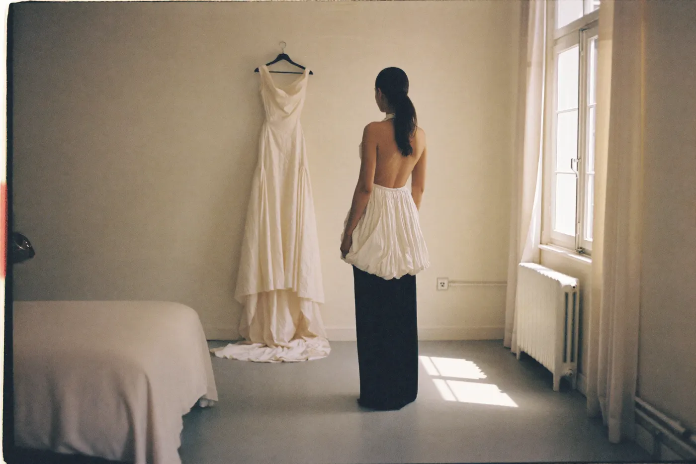 Helles Brautstudio mit Standesamtkleid in ruhigem Tageslicht